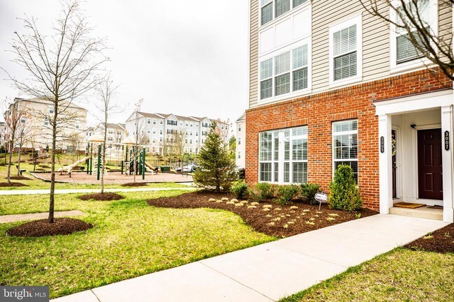 Building Photo - 3005 Chesapeake Dr