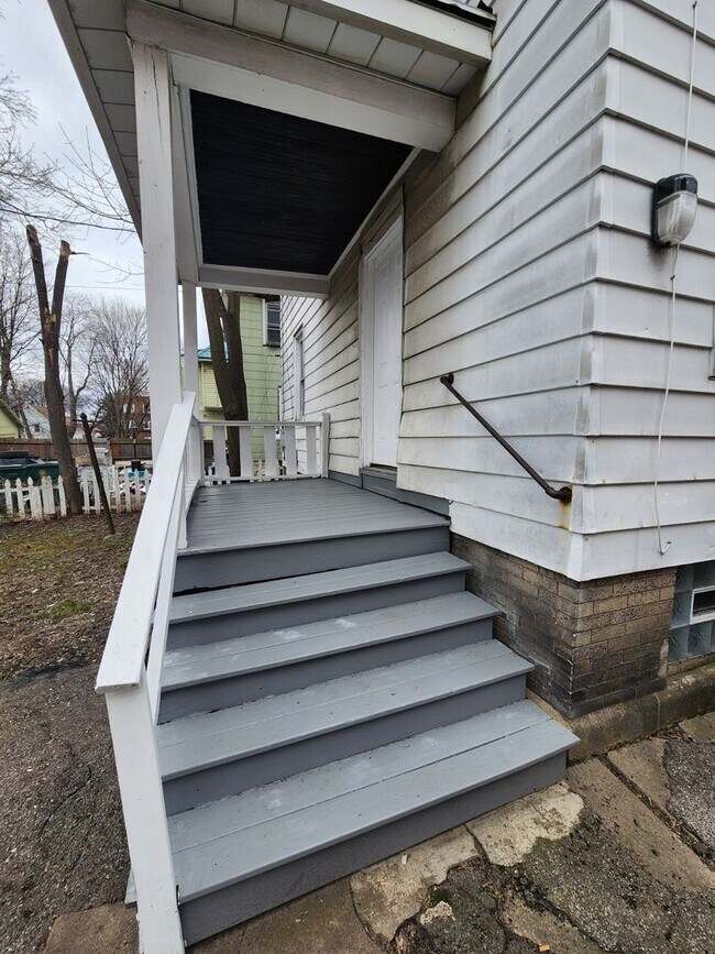 Building Photo - Four Bedroom Single Family Home!