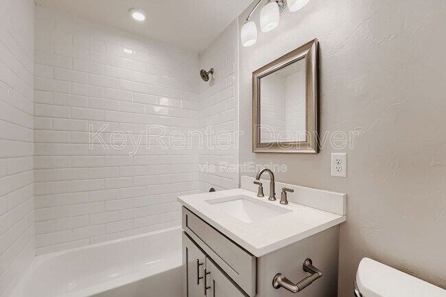 Building Photo - 758 S Leyden St
