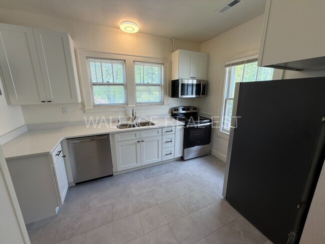 Building Photo - CHARMING 2 BEDROOM APT NEAR THE LOVELY MARYVILLE COLLEGE CAMPUS!!