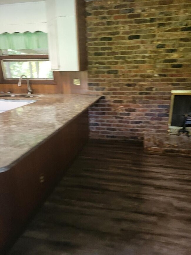 Building Photo - 5 bedroom 3 bath in Town Acres Subdivision