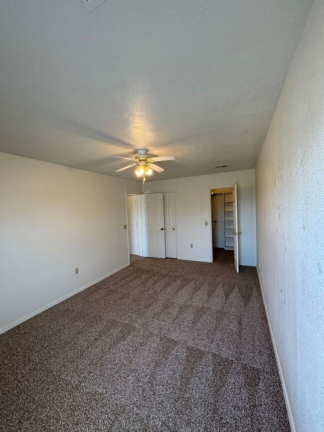 Building Photo - 3br 2.5ba on Surrey Hills Golf Course!!