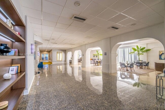 Building Photo - 3140 S Ocean Dr