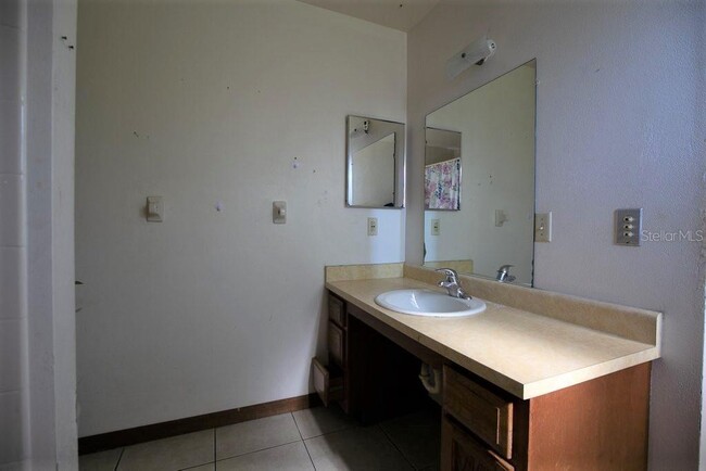Building Photo - 124 Lakeview Dr