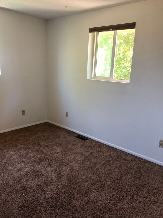 Building Photo - Half of a Duplex Available - 4 Bedroom 2 Bathroom in Lakewood