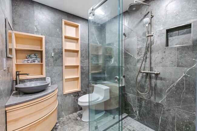 Building Photo - 1525 N Front St