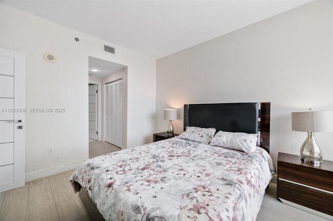 Building Photo - 951 Brickell Ave