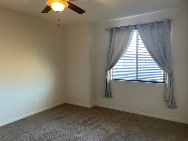 Building Photo - Townhome short drive to freeway. 3 bedroom...