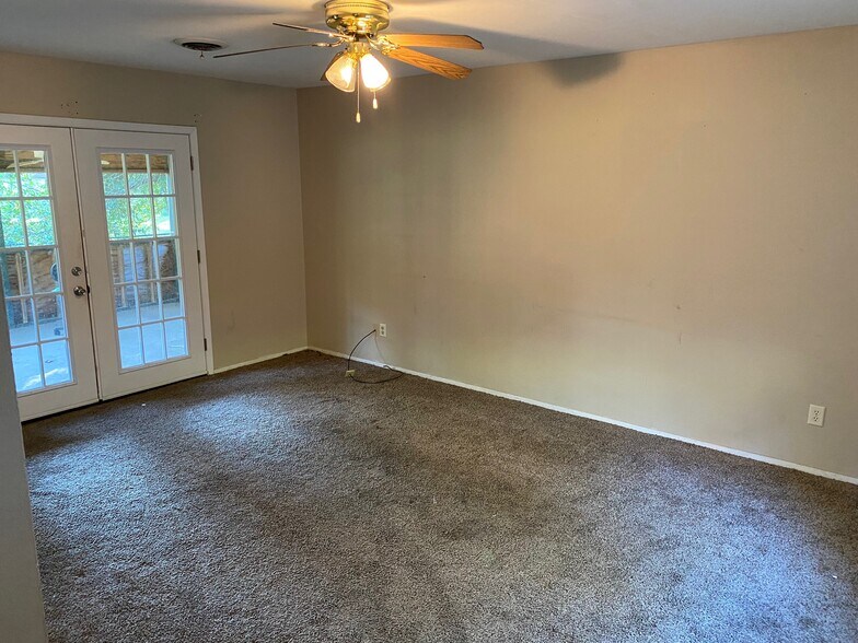 Living Room - 2000 W Pinecrest Dr