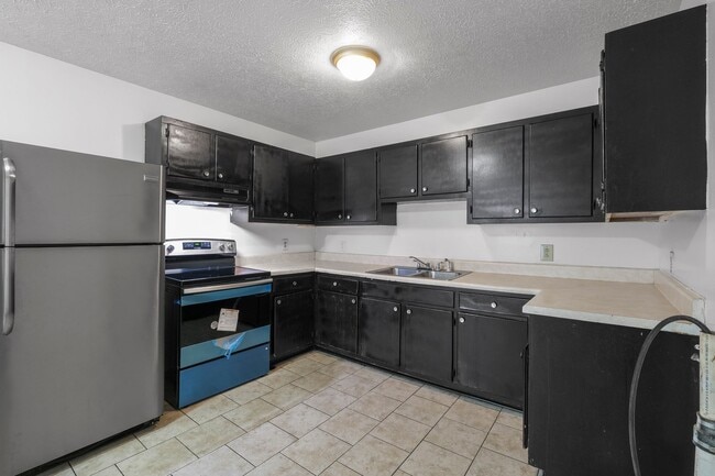 Building Photo - FIRST FULL MONTHS RENT FREE!! 2 Bedroom Duplex with Huge Back Yard!