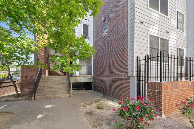 Building Photo - 501 W 26th St