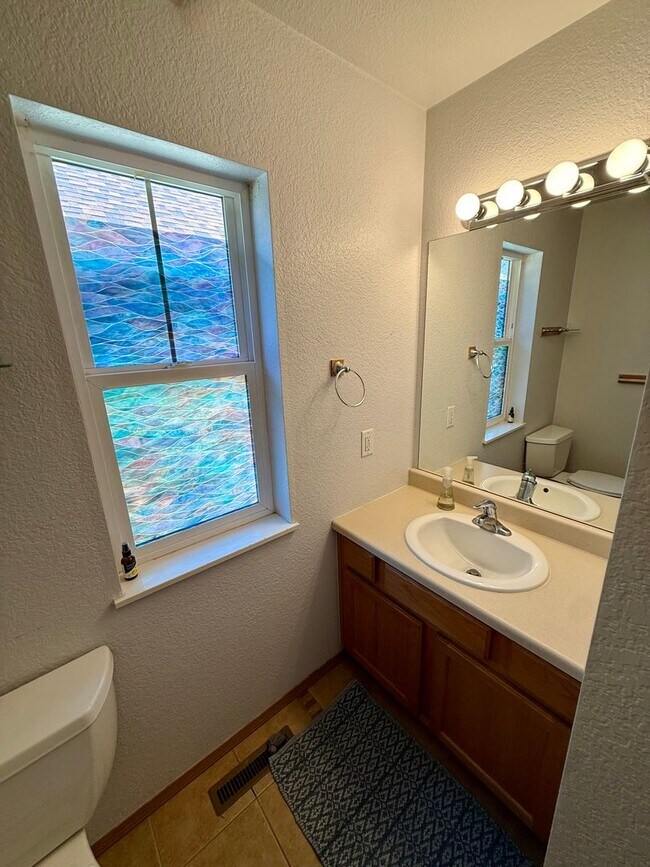 Building Photo - Pet-Friendly 2BR/2BA in Peaceful Canyon Creek Neighborhood
