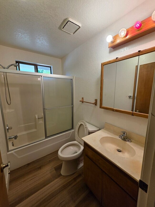 Building Photo - Charming Family Home for Rent in Auburn, C...