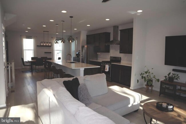 Building Photo - 585 Cross Chase Dr