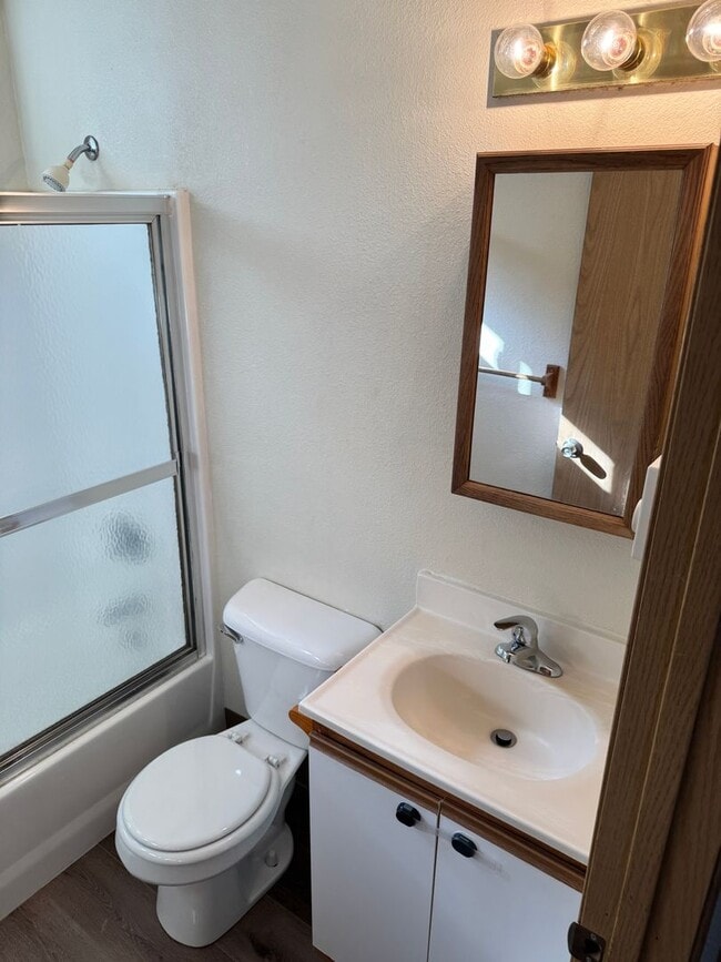 Building Photo - Freshly updated 3 bedroom 2 bathroom duple...
