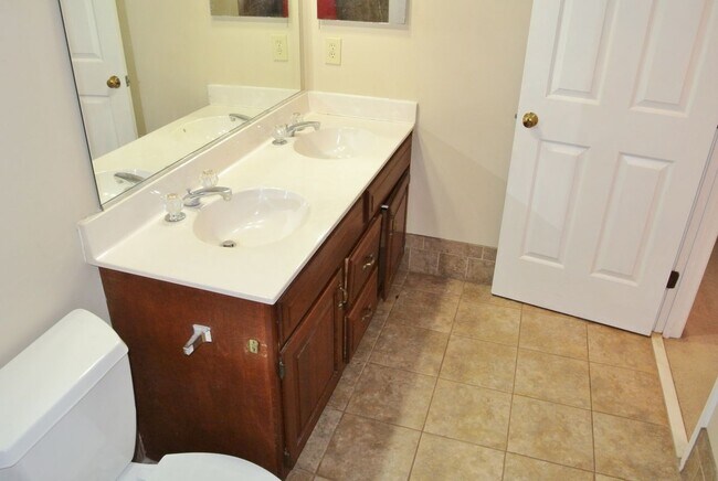 Building Photo - 2036 Hen House Dr