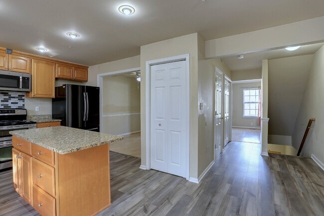 Building Photo - 3BD/2.2BA Fabulous End-Unit Townhome in Columbia