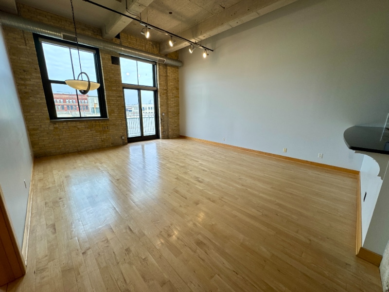 Building Photo - 239 E Chicago St