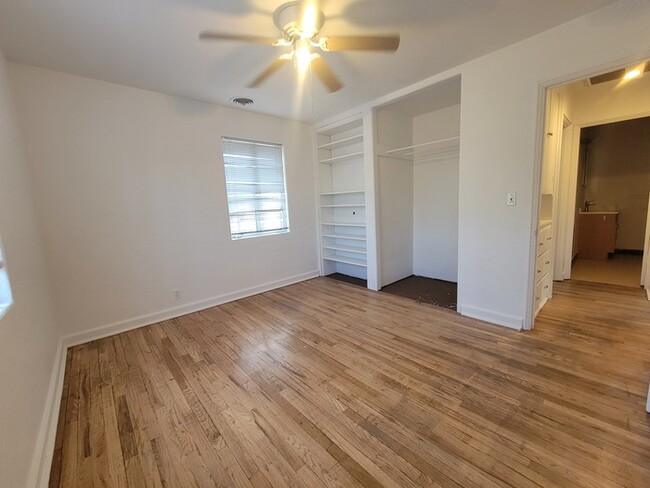 Building Photo - 2bd Near U of A Available in April!