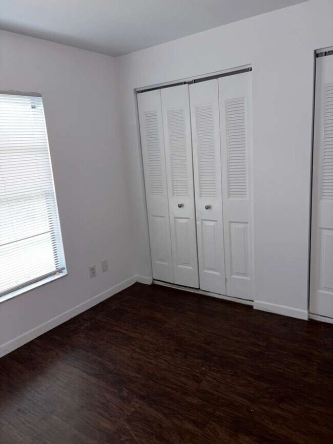 Building Photo - 2.2 Tampa Available NOW !! Ask about our Specials