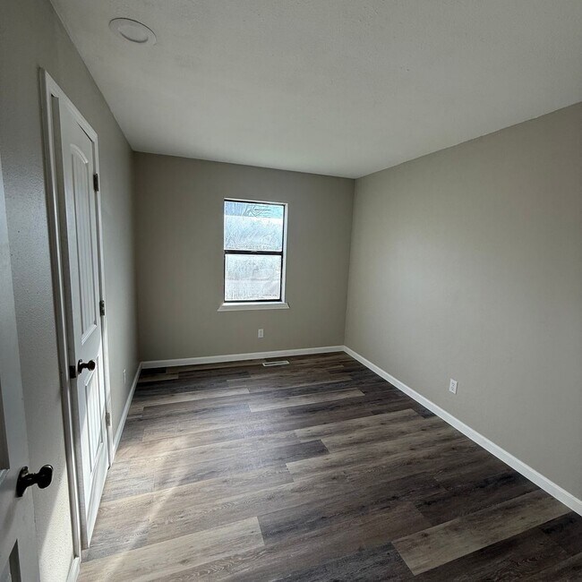 Building Photo - 3 Bedroom 2 bath remodeled Home