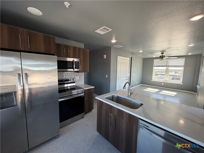 Building Photo - 103 E Central Ave