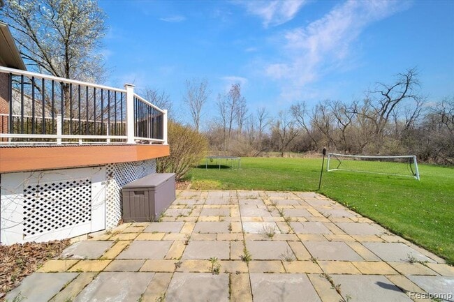 Building Photo - 2565 River Woods Dr N