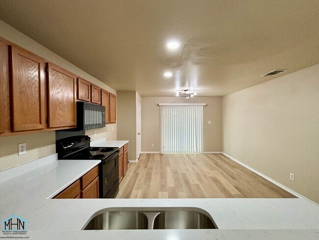 Building Photo - Big & Beautiful 5 bed/3.5 bath 2 Story hom...