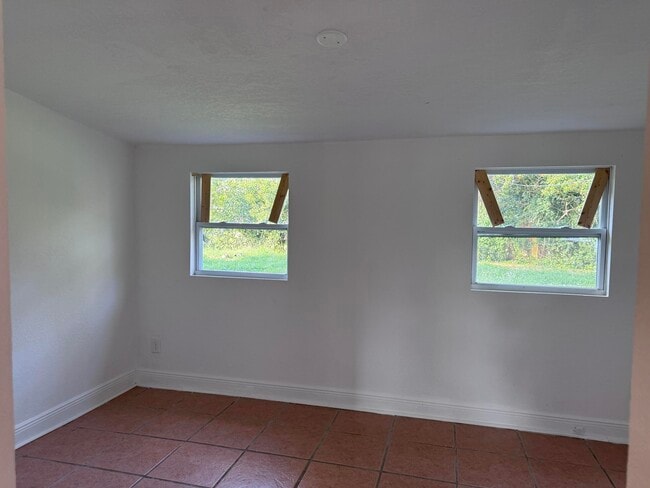 Building Photo - 151 SE Castana Ct