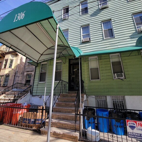 Building Photo - 1306 Manhattan Ave