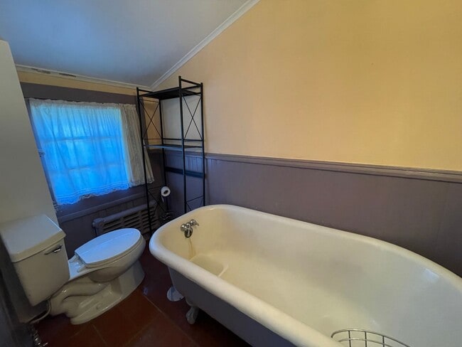 Building Photo - Charming 5-Bedroom 3.5 bath Home for Rent ...