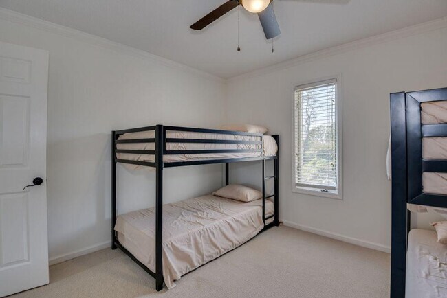 Building Photo - 110 Riverbend Dr