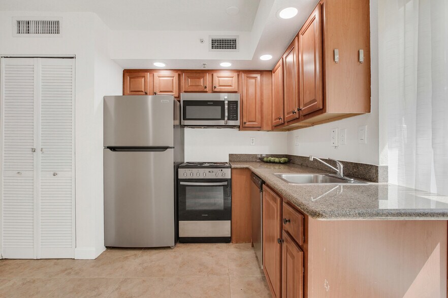Building Photo - 630 85th St