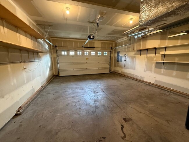 Building Photo - $400 Move In Credit!! 3 Bed/2.5 Bath Single Family Home in River Canyon Estates - BRAND NEW CARPET