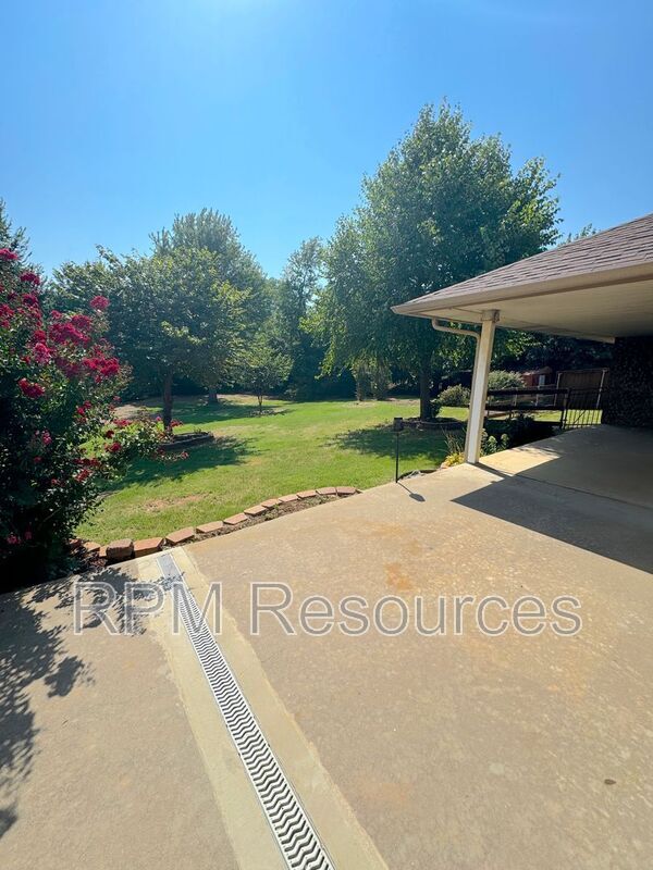 Building Photo - 12000 Hollyrock Dr