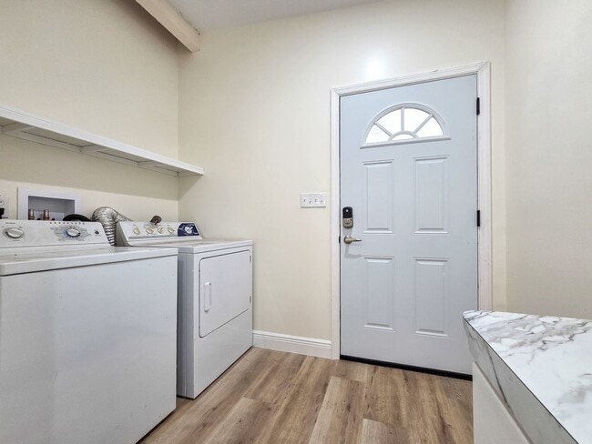 Building Photo - Beautifully Renovated 3/2 in Madison Park