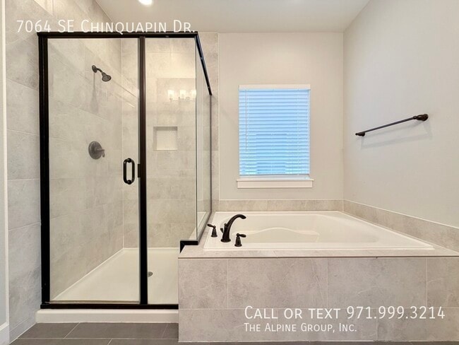 Building Photo - 7064 SE Chinquapin Dr