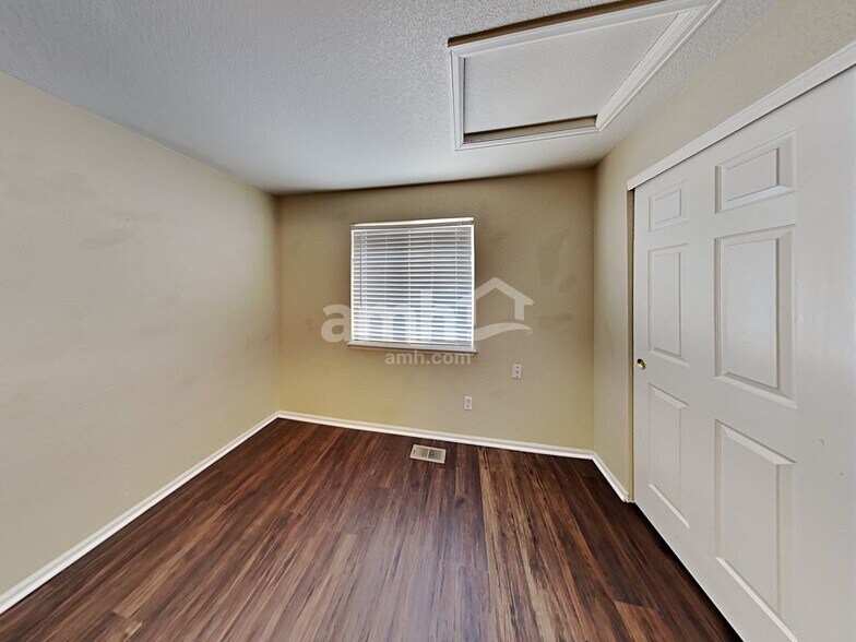 Building Photo - 13985 Elm St