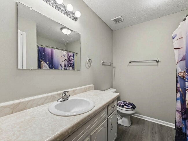 Building Photo - 2 bedroom townhouse near Ft Campbell