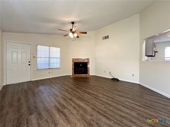 Building Photo - 2211 Barry Dr