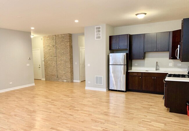 Building Photo - 6125 N Clark St