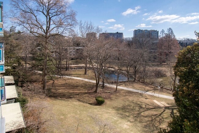 Building Photo - Spacious 1BR / 1 BA at Grosvenor Park III ...