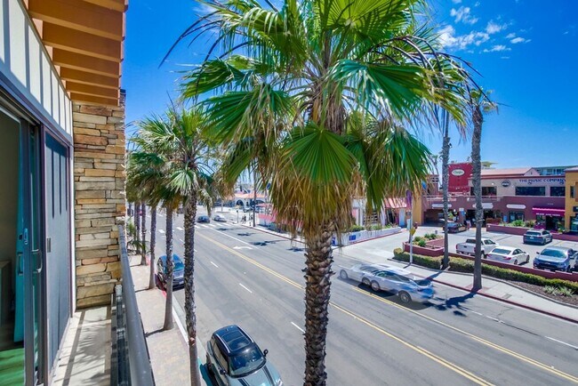 Building Photo - Steps From The Beach w/ All Utilities Included Available Jan - May 2025