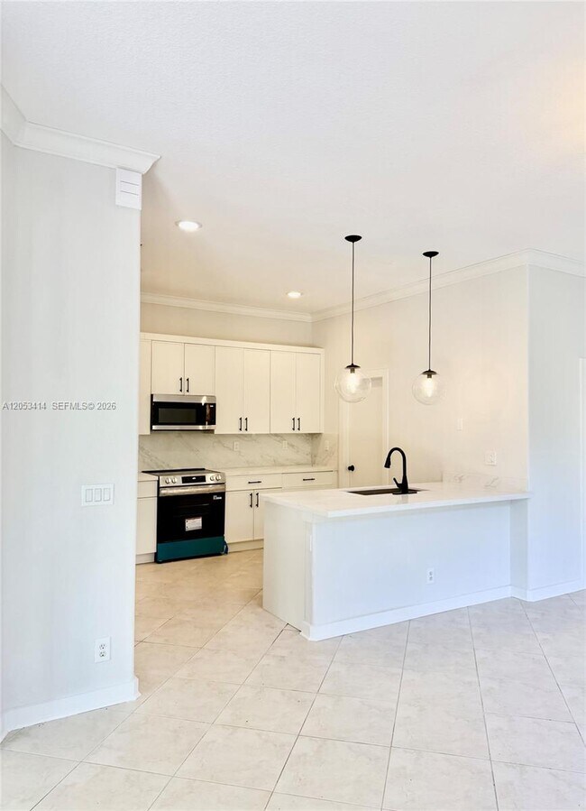 Building Photo - 4946 SW 38th Way