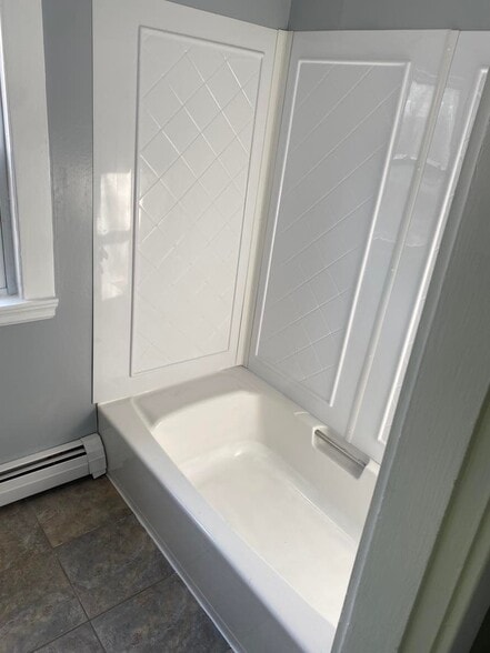 Bathroom - 25 Monument St