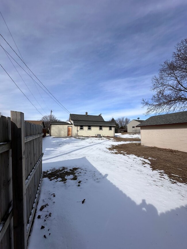 Building Photo - UPDATED 3 BR/1 BATH WITH EXTRA GARAGE SPACE