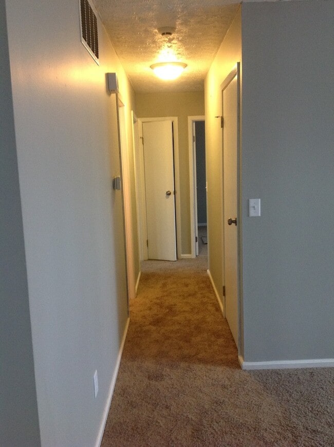 Building Photo - Southside 3 Bedroom with Fenced Yard!