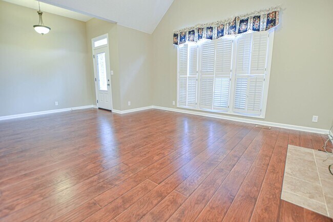 Building Photo - Pet Friendly Three Bedroom with Bonus!