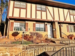 Building Photo - 2946 N Dekalb Dr