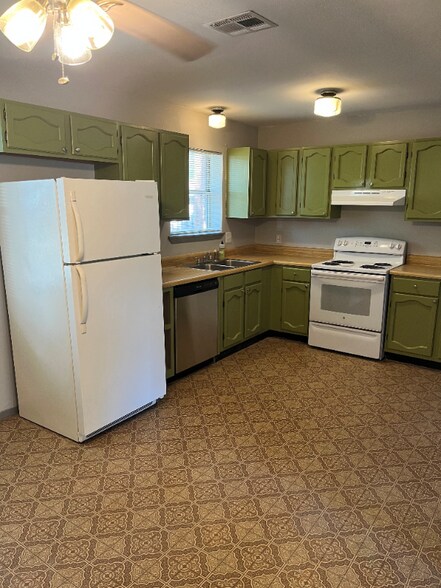 Building Photo - 705 Guadalimar St